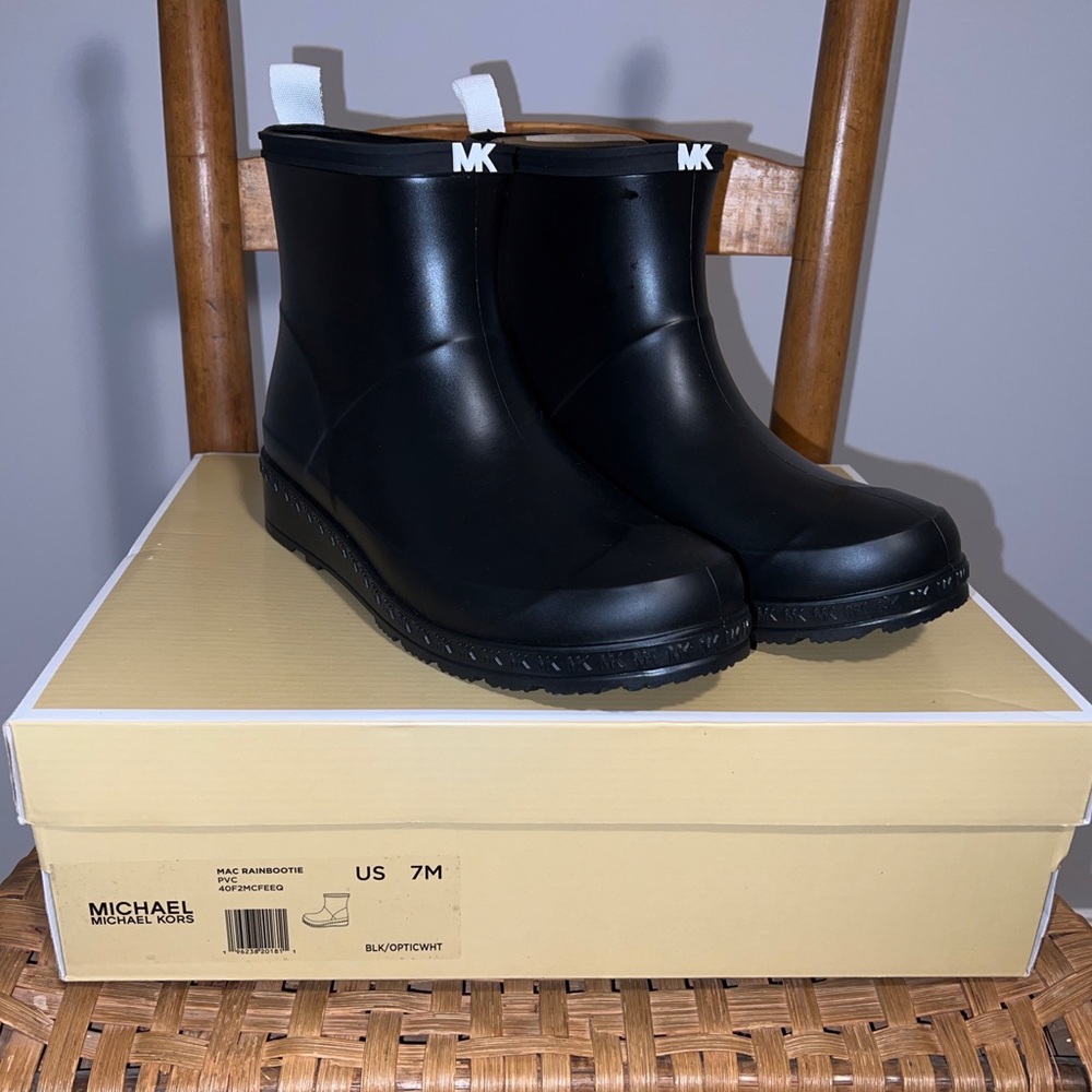 NIB Michael Kors Mac Rain Booties Size 7 Black & Optic White - Picture 5 of 9